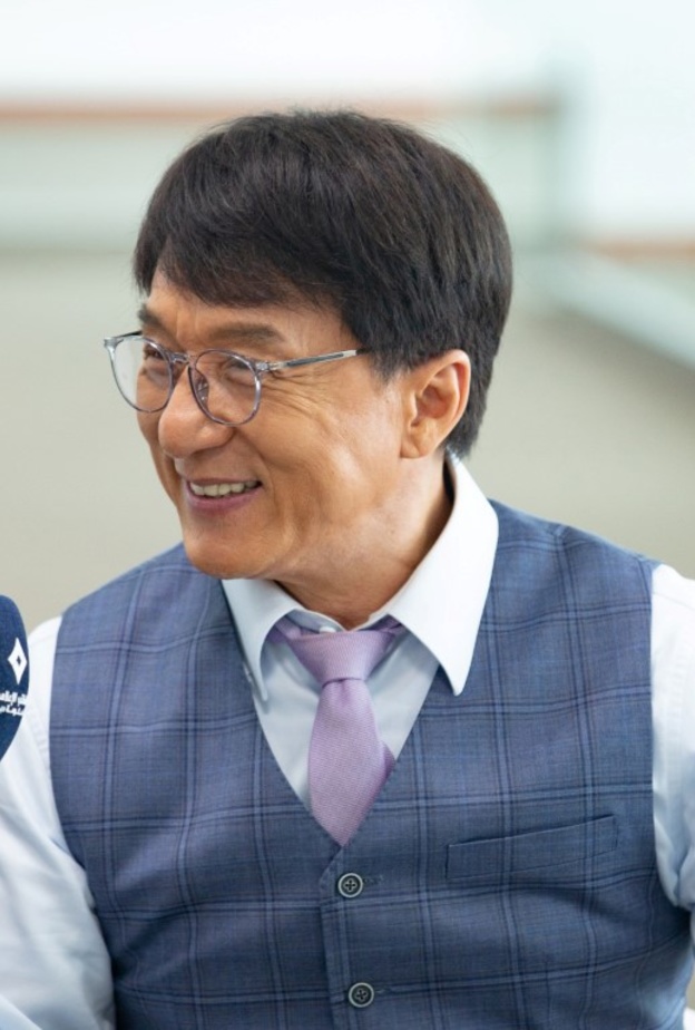 جاكي شان يعرب عن سعادته بزيارة دبي ويصفها بالمدينة التي تفي بوعودها