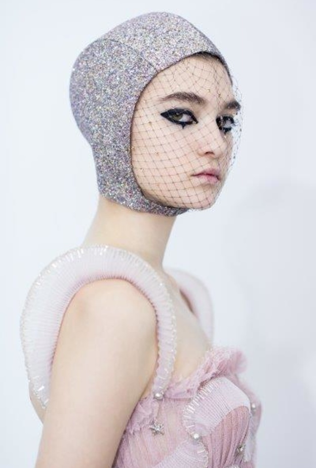 مكياج عيون آسر في عرض أزياء Dior للألبسة الفاخرة بدبي