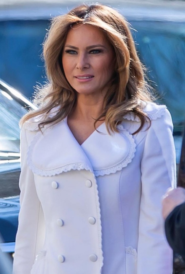 تألق ميلانيا ترامب بالمعطف الأبيض الفاخر