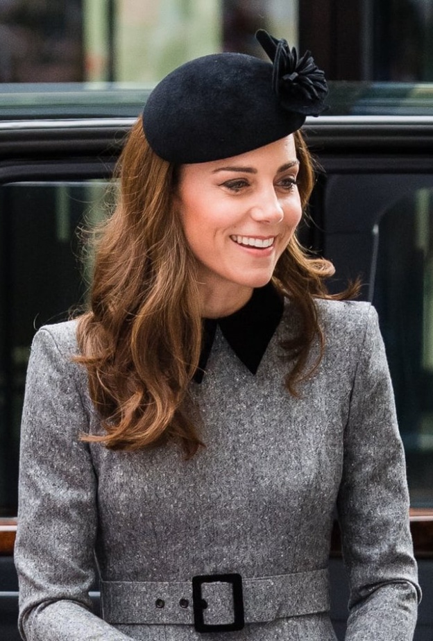 الملكة إليزابيت إختارت معطفاً زهرياً من الكاشمير من تصميم Stewart Parvin