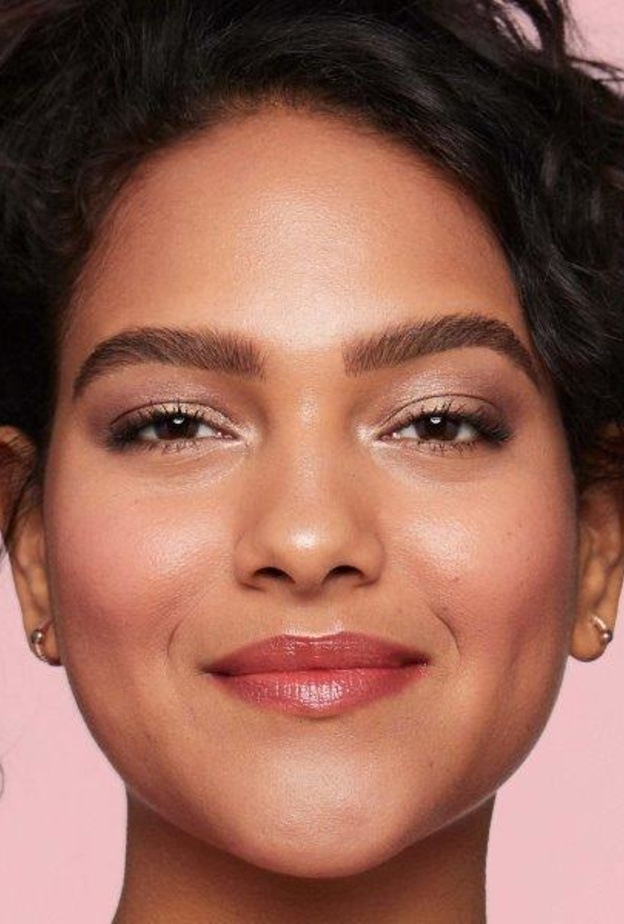 نفذي إطلالة الحواجب Down to Earth مع منة العبد من Benefit