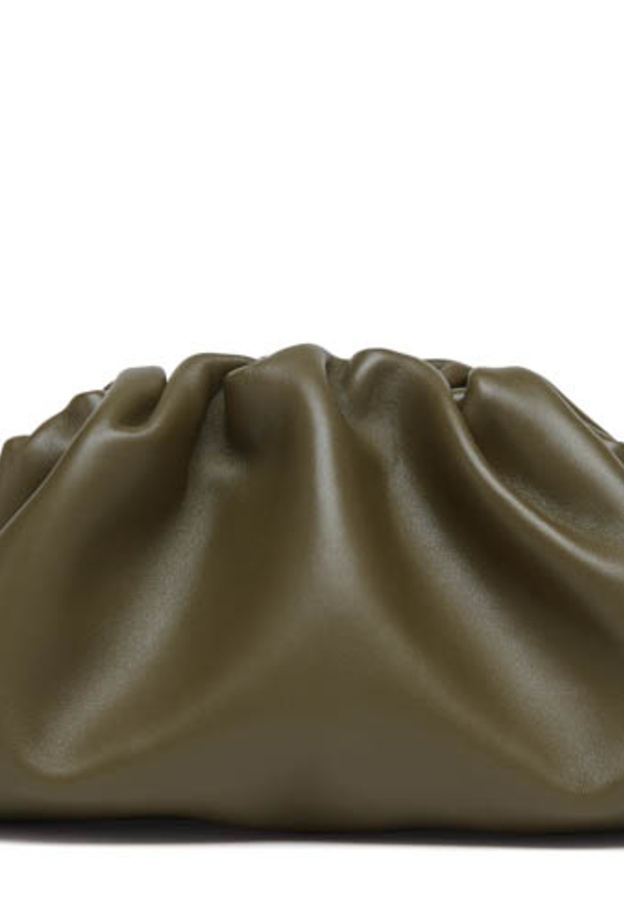 هذه هي حقيبة The pouch المميزة من Bottega Veneta