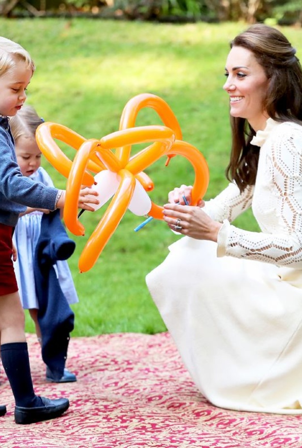 إطلالات أميرة الدانمارك ماري تتميّز دائماً بالأناقة حتى وهي برفقة أولادها