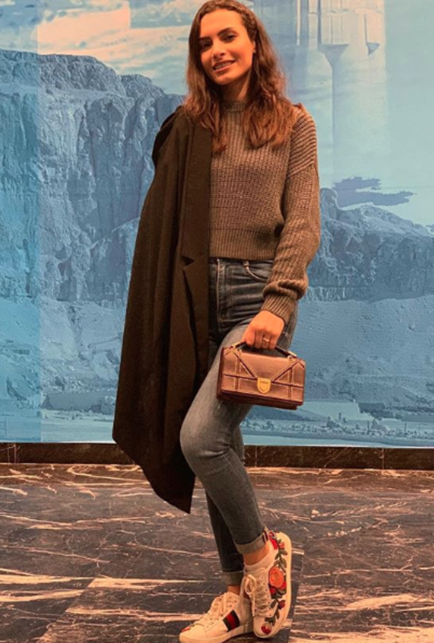 اختارت أمل بوشوشة اطلالة رسمية مسائية أنيقة