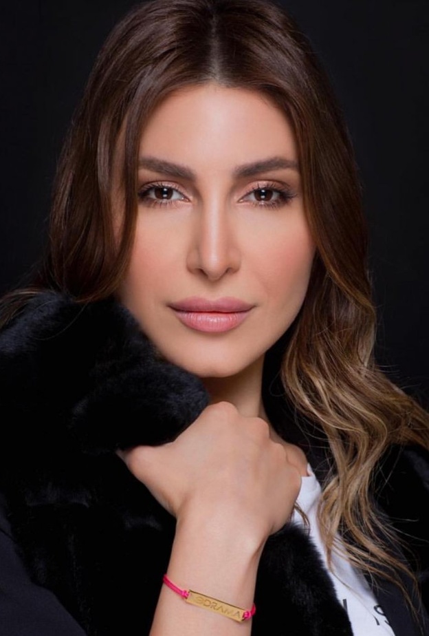 أحمر الشفاه الحيادية اللماعة بأسلوب النجمة نجوى كرم