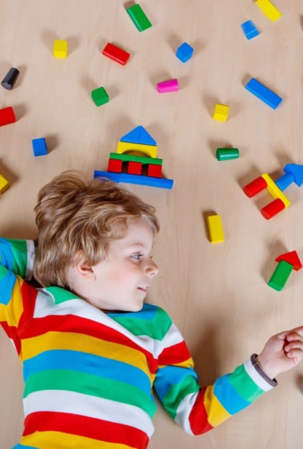 متى يحدث التوحد عند الأطفال قبل الولادة أم بعدها؟