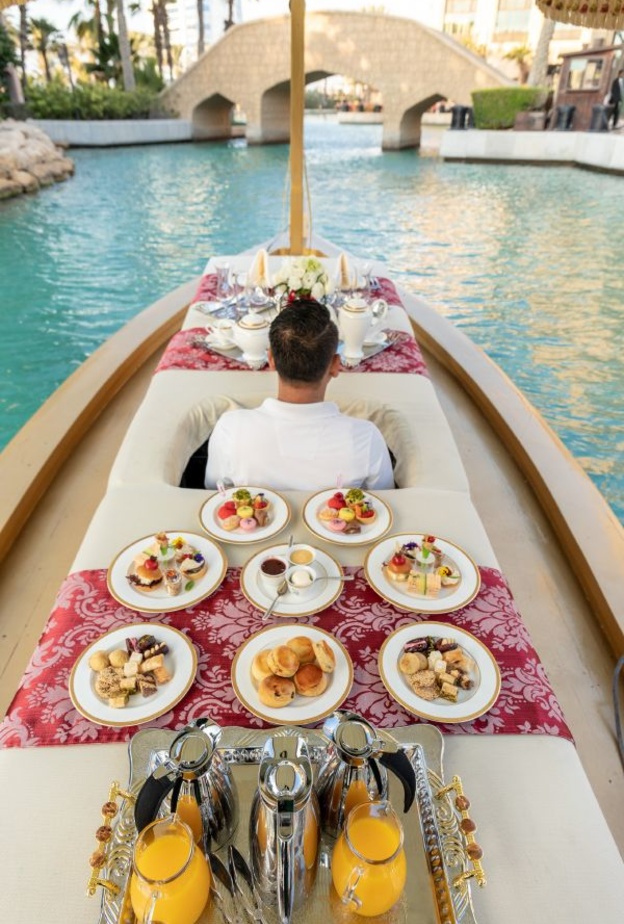 أبحر على متن العبرة مع شاي الظهيرة في جميرا القصر