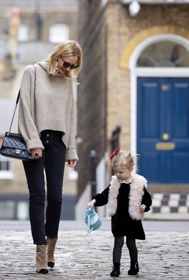 اتباع نفس الستايل والطابع في تنسيق أزياء البحر والقفطانات بدرجات ألوان مقاربة