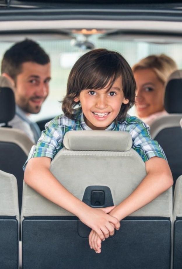 قومي بتدريب أطفالك الصغار على آداب وطرق التعامل أثناء التواجد في السيارة