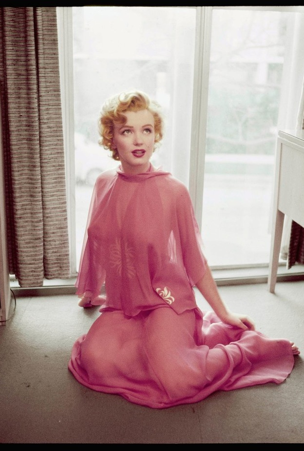 أنوثة وجاذبيّة مارلين مونرو بالشيفون باللون الزهري الناعم