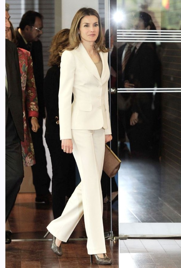 اختارت الملكة رانيا فستان أبيض جذاب بقصّة أنيقة