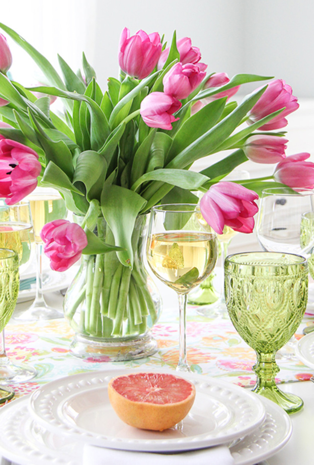 ديكور مائدة بمناسبة عيد الأم بألوان قوية ومبهجة