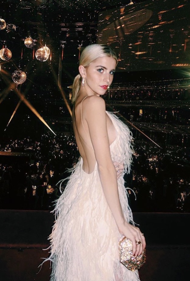 اختاري فستان بتفاصيل الريش مثل هذه الإطلالة المستوحاة من قصة القفطان تدمج تفاصيل الترتر والريش