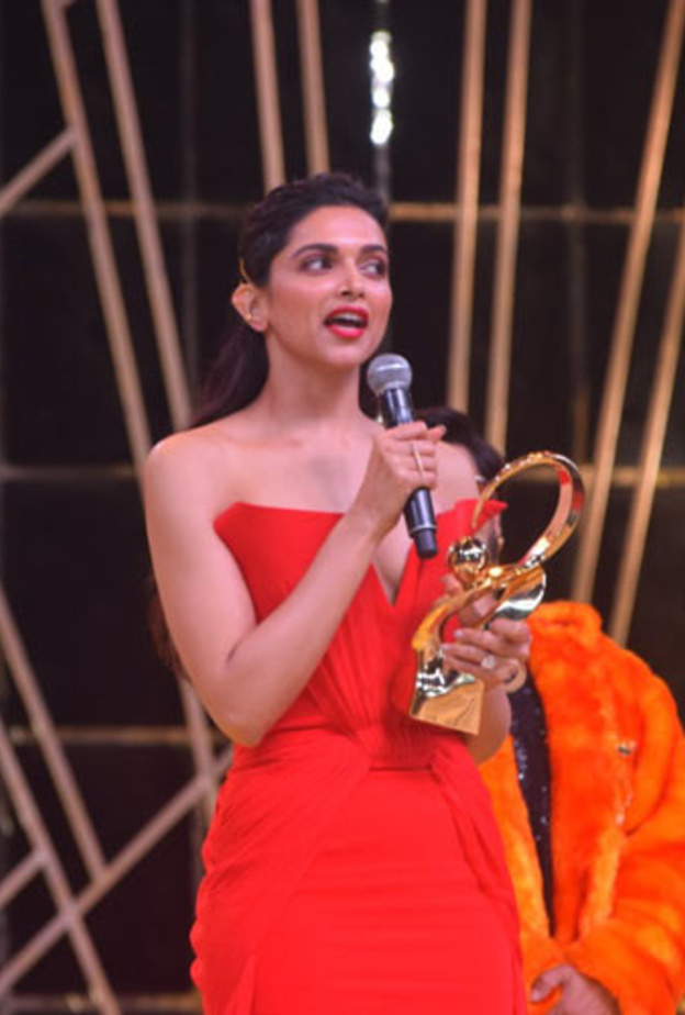 ديبيكا بادوكون على السجادة الحمراء