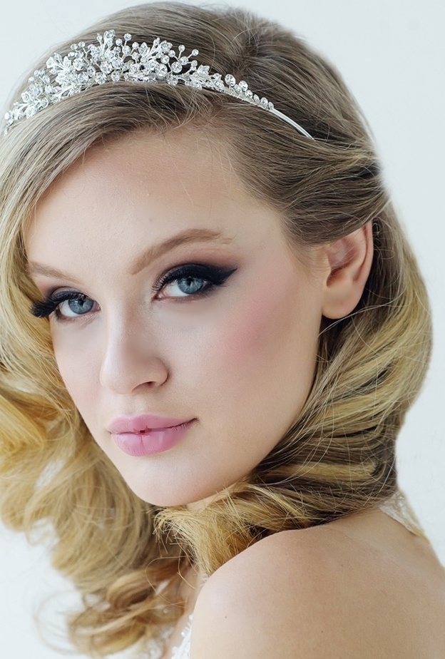 التاج الرقيق يناسب الوجه الصغير