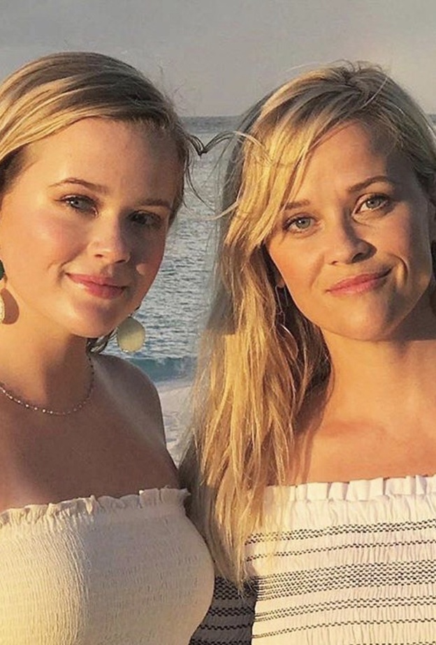 آفا فيليب تحيي والدتها النجمة ريز ويذرسبون بعيد ميلادها بنشر صورة تظهر الشبه الكبير بينهما 