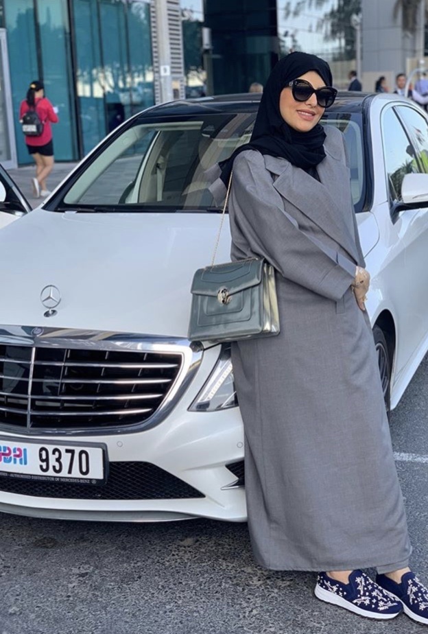 عباية بخامة الكريب العملية بقصة واسعة وتفاصيل هندسية على شكل خطوط عريضة ملونة