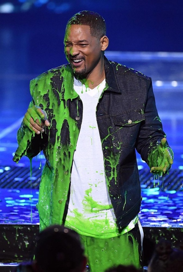 لقطة طريفة لـ ويل سميث وهو مغطى بالألون على المسرح في حفل Kids’ Choice Awards
