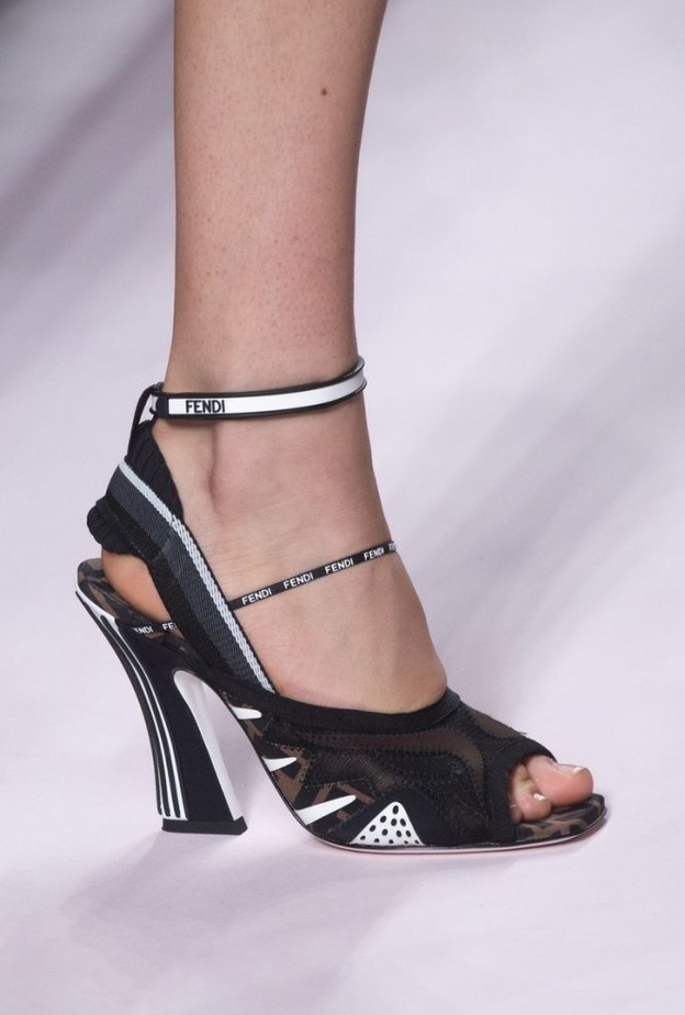 Alexander McQueen حذاء جلد كعب عالي من