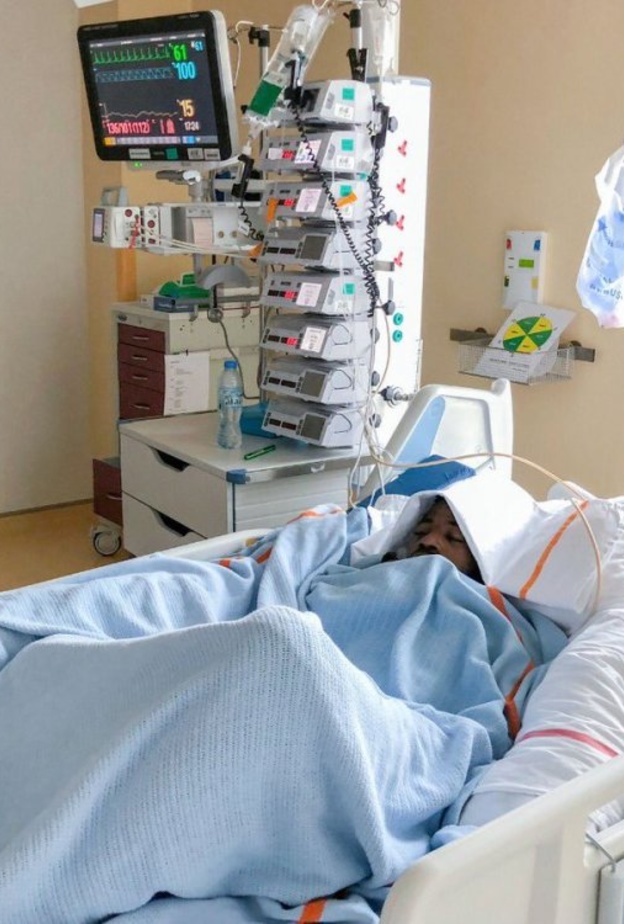 صاحب السمو الشيخ محمد بن راشد آل مكتوم أثناء زيارة اللاعب أحمد ربيع 