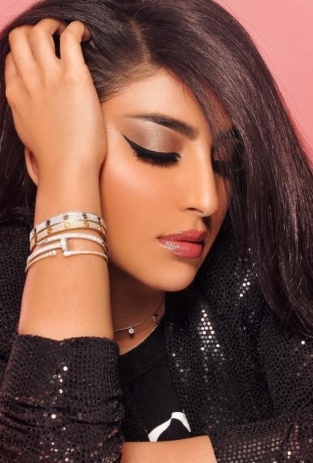 تركز على رسم عينيها بالايلانير