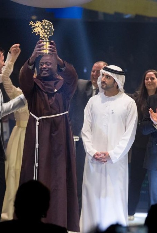 الشيخ حمدان بن راشد يكرم الكيني بيتر تابيتشي بجائزة المعلم العالمية لعام 2019