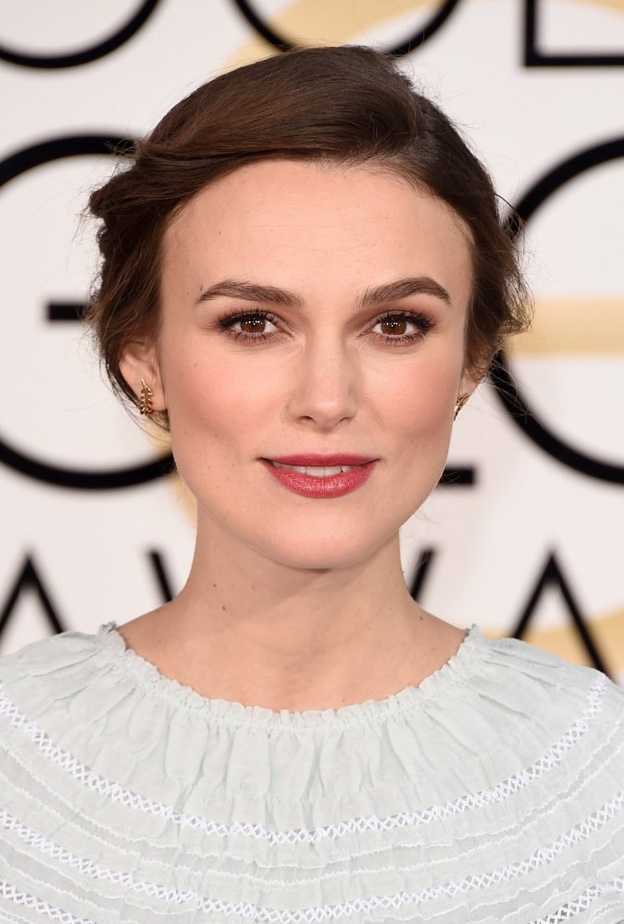 تختار كيرا إبراز جمال عينيها بالظلال السموكي