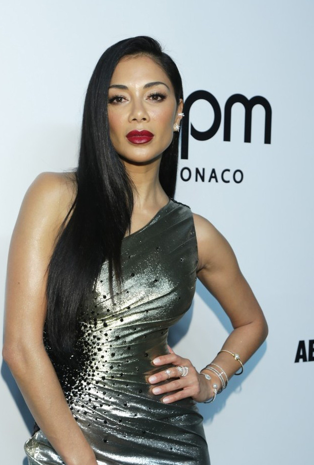 أكملت اللوك بحذاء أسود، ومجوهرات تضمّنت أساور خواتم وأقراط مرصّعة بالألماس