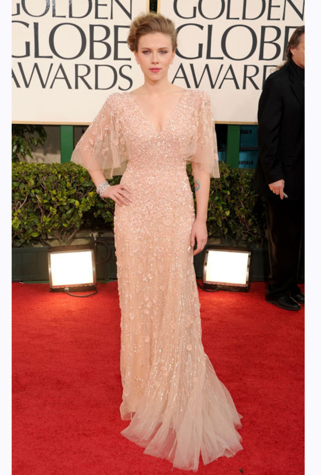 اختارت سكارليت فستان ملفت بقصّة فريدة باللون الأزرق الساحر