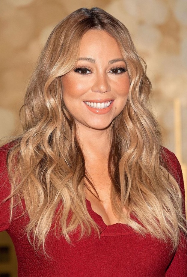 تعتمد هذه التسريحة التي تظهر شعرها لأشقر الكثيف