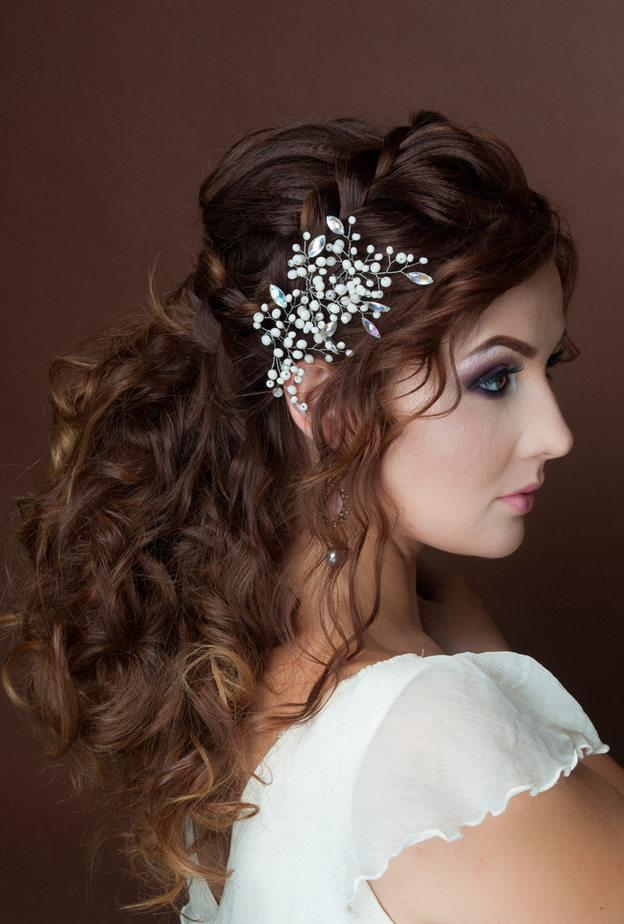 اتركي خصل شعرك تظهر بحرية