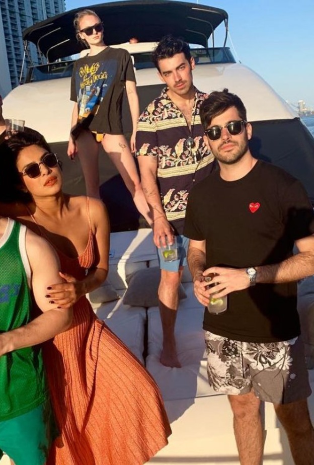 Priyanka Chopra بريانكا تشوبرا تستجم في ميامي بصحبة زوجها وعائلته