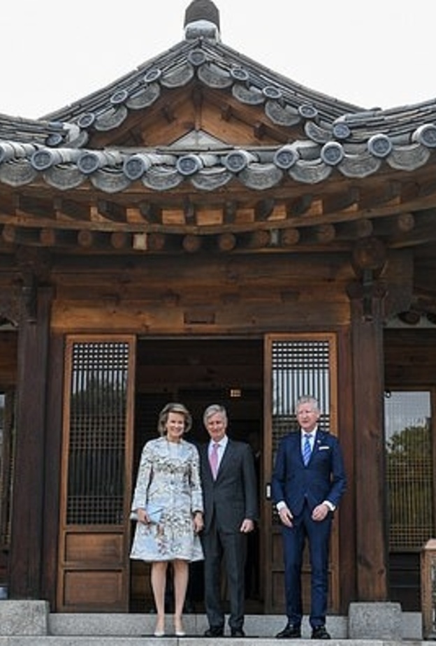 الملك فيليب شارك في مراسم الشاي التقليدية