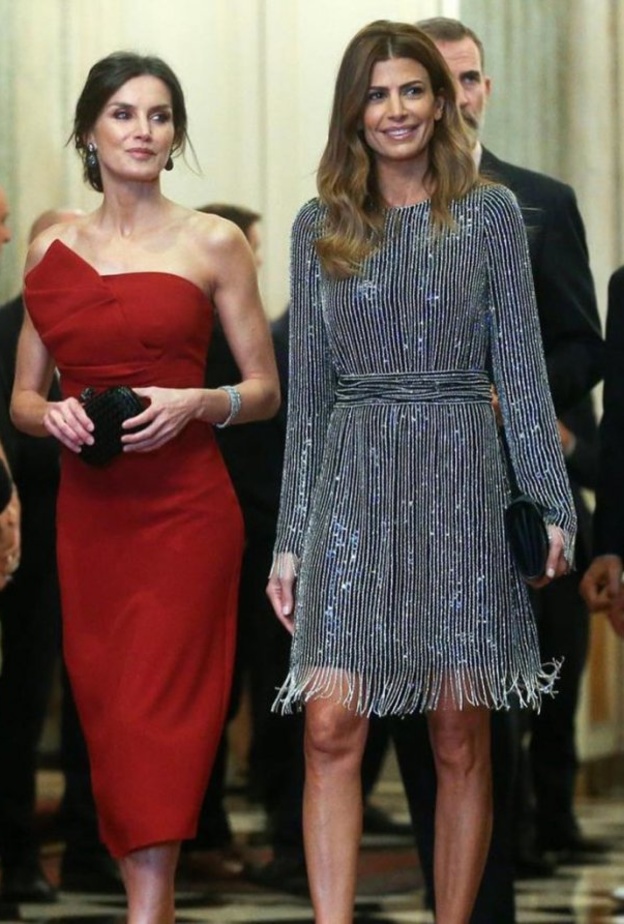 إطلالة ساحرة إختارتها الملكة لحضور حفل عشاء أقامه الرئيس الأرجنتيني وعقيلته