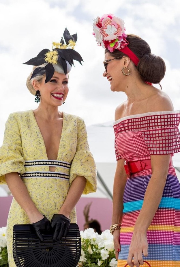 اعتمدي موديلات فساتين ربيعية مميزة مع قبعات بتصاميم لافتة