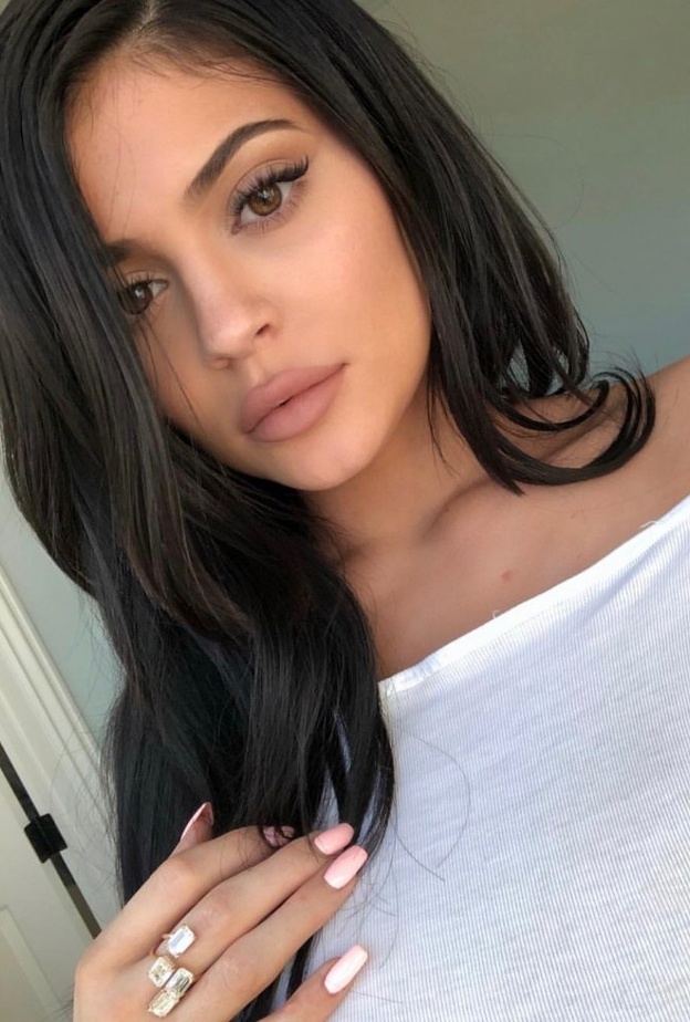 كايلي بالشعر الوردي الفسفوري