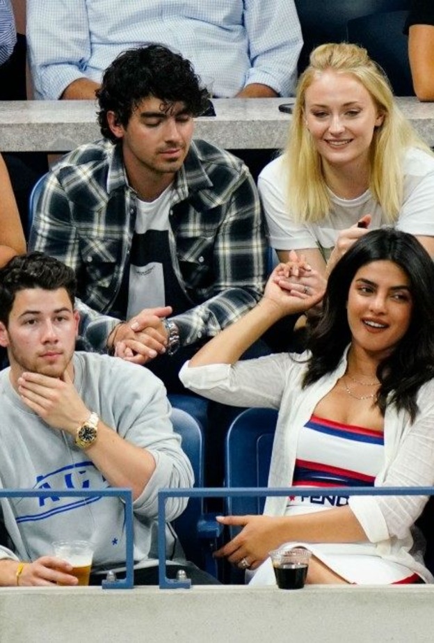 الإخوة جوناس مع شريكاتهن في عمل فنّي واحد