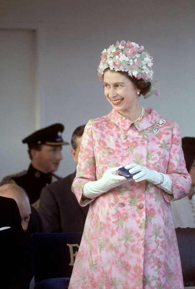 الملكة إليزابيث وقبعاتها المزيّنة بالورود