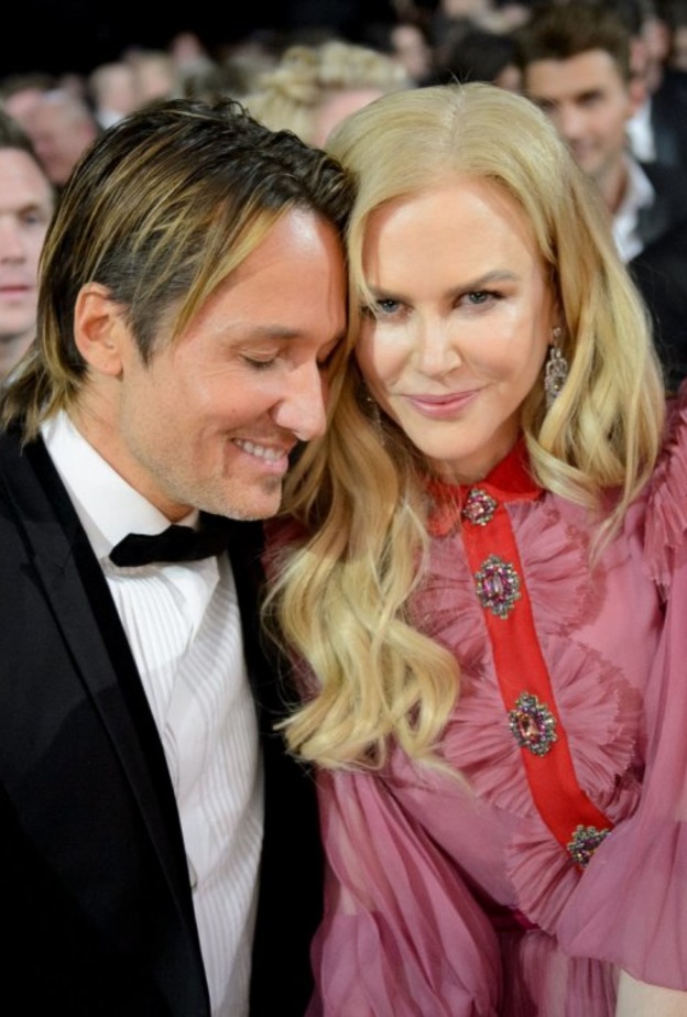  إليزابيث الثانية (Queen Elizabeth II) ملكة بريطانيا تأمر الأمير تشارلز