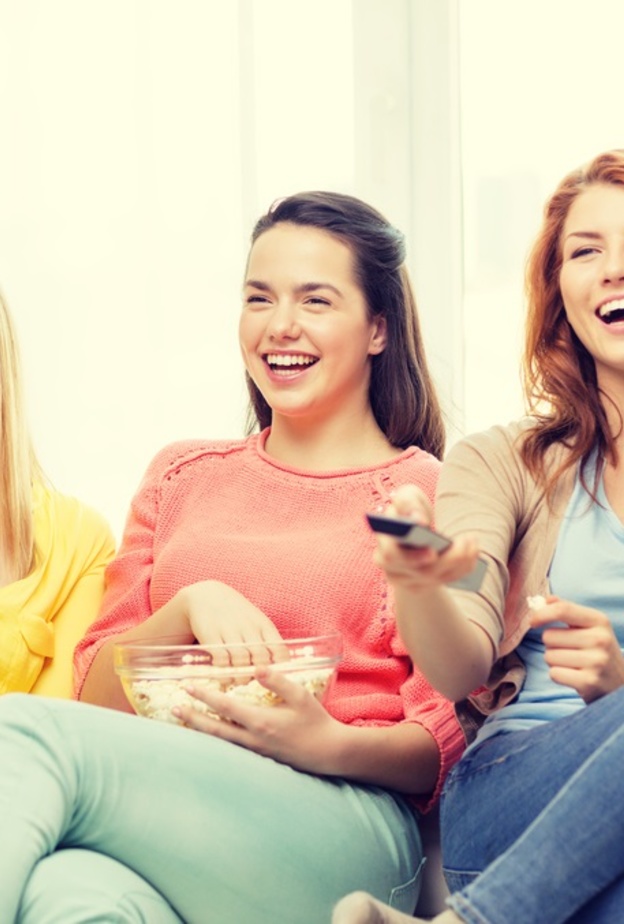 تناول الوجبات الخفيفة امام التلفاز يهدد حياة المراهقين