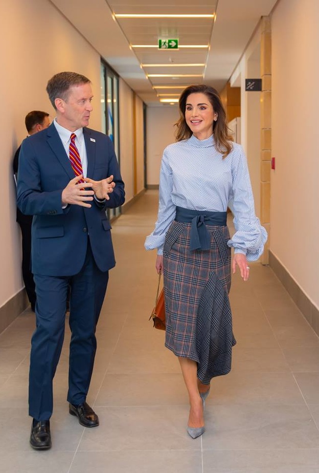 إختارت الملكة اطلالتها من مجموعة المصممة Sylvia Tcherassi لخريف 2018