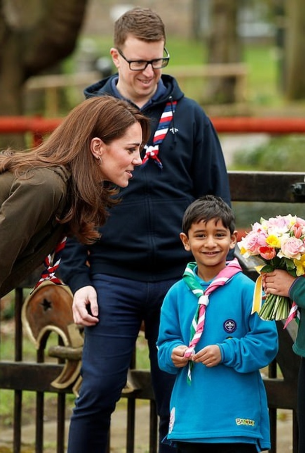 دوقة كامبريج كيت ميدلتون تتحدث مع الأطفال خلال زيارتها إحدى مقرات الكشاف في لندن