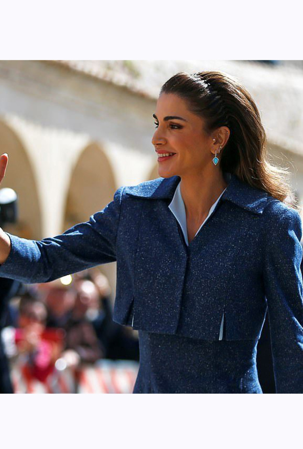  إكتملت الإطلالة الأنيقة بتسريحة الشعر المنسدل مع التموجات العريضة والماكياج الناعم