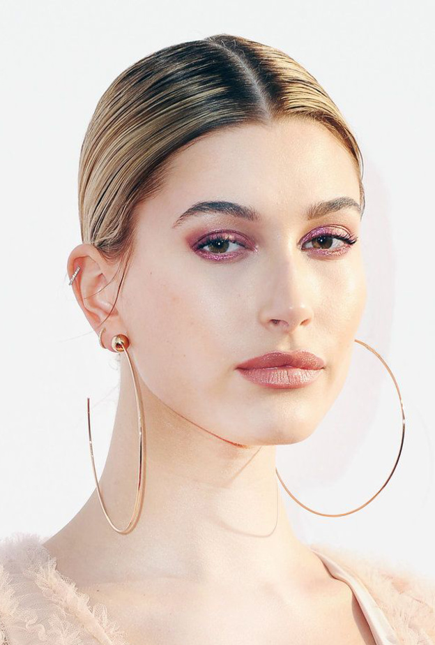 نجمات اخترن أقراط Hoops في الاطلالة