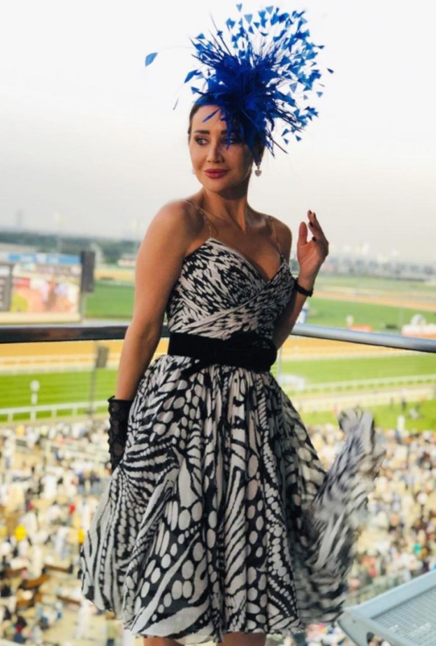 إختارت بعض الحاضرات القبعة الكلاسيكية بينما فضّلت أخريات التصاميم الغريبة