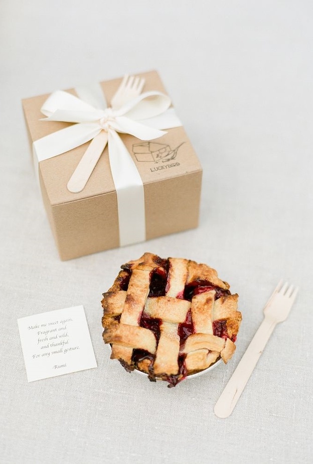 افكار جديدة لبوفيه حفلات الزفاف تقديم الفطائر 