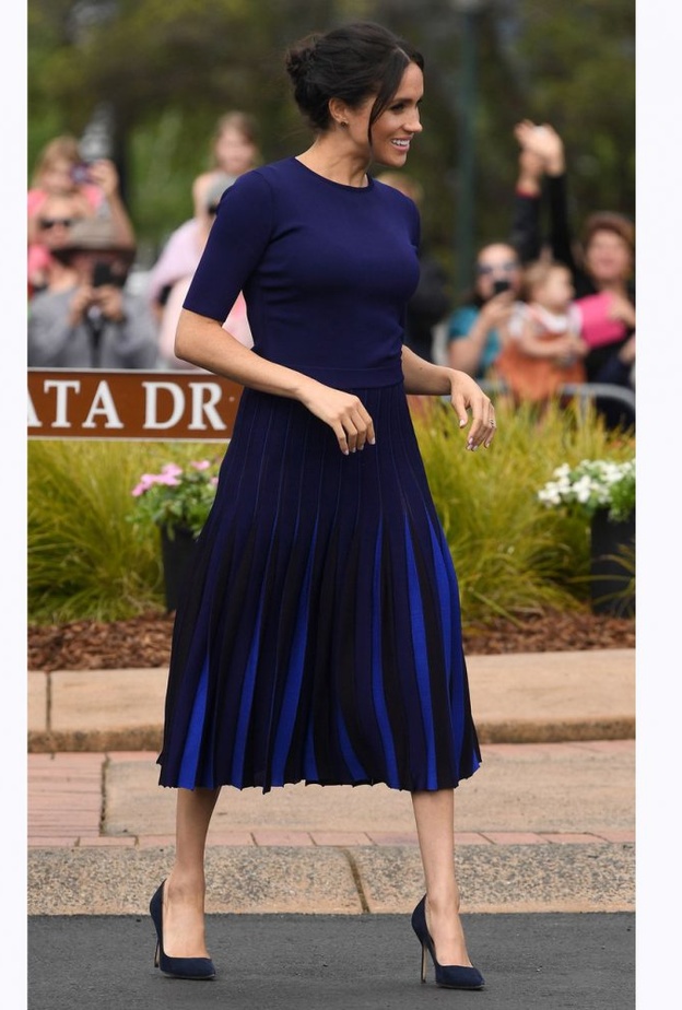 اختارت ميغان ماركل تنورة جذابة بقصّة الكسرات باللون الأزرق والكحلي