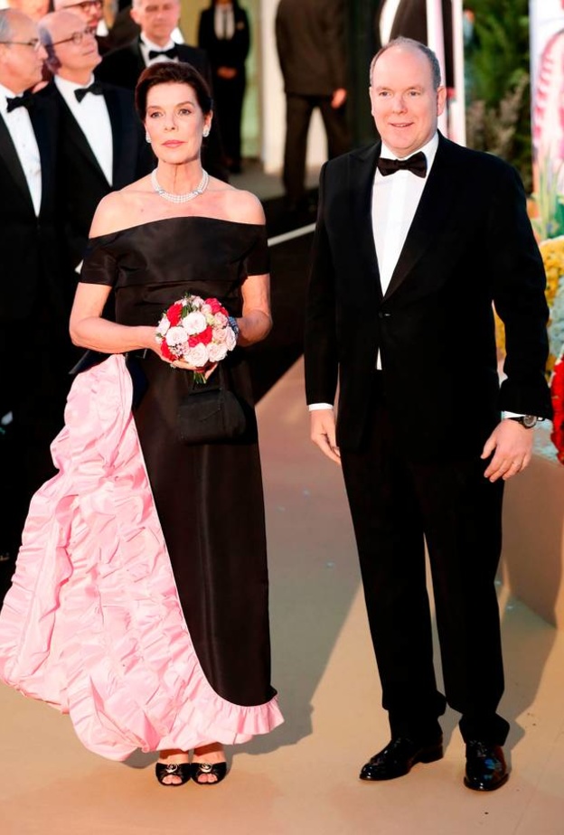 إطلالة ملكية مميزة للأمير ألبرت وشقيقته الأميرة كارولين خلال حفل 2019 Rose Ball أمس في موناكو