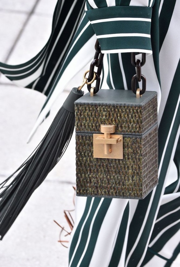 تستطيعين إختيار الميل الذي تريدين مع هذه الحقيبة من روكساندا Roksanda