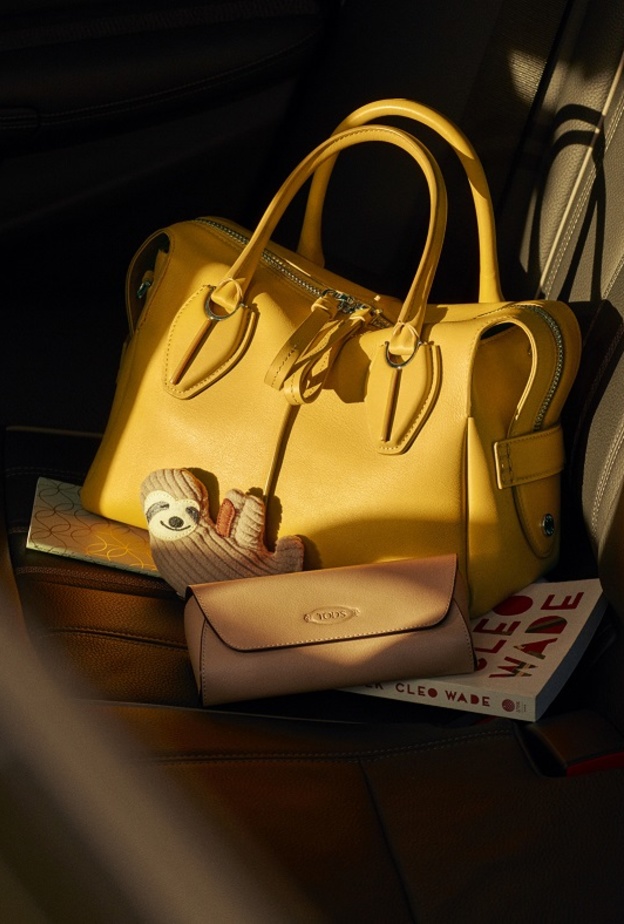 الممثلة الكورية Eun-Chae Jung بحقيبة صفراء من Tod's